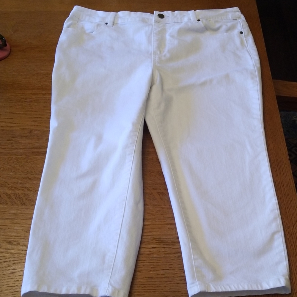 Soft Surroundings White Pull On Jean Capris